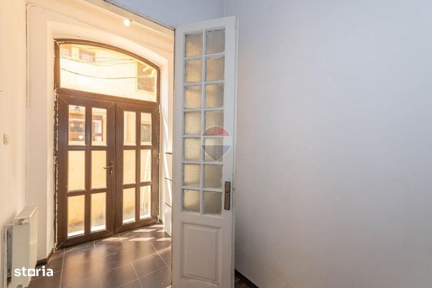 Apartament cu 3 camere semidecomandat în Parcul Carol
