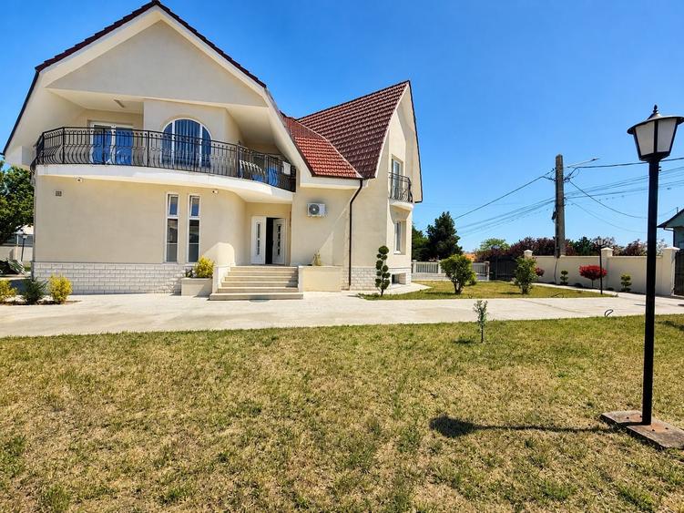 Casă individuală cu 7 camere cu Canalizare în Sânmartin