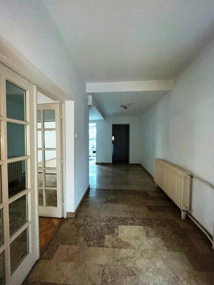 Casă individuală cu 16 camere cu Canalizare în Băneasa