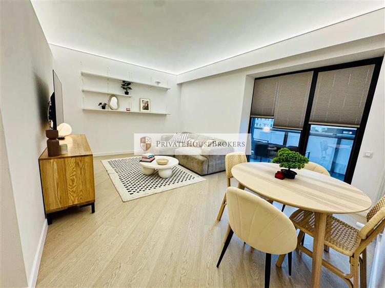 Apartament cu 3 camere semidecomandat, mobilat în Pipera
