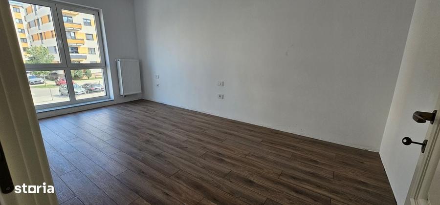 Apartament cu 3 camere decomandat în Tractorul