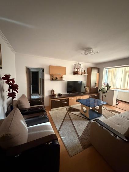 Apartament cu 3 camere semidecomandat în Alexandru cel Bun