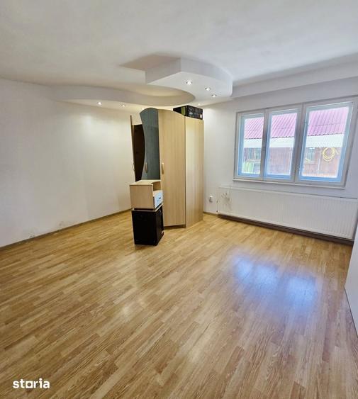 Casă cu 3 camere semidecomandat cu Teren 700 Mp în Aurel Vlaicu