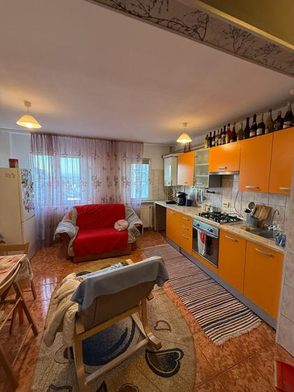 Apartament cu 3 camere semidecomandat în Narcisa