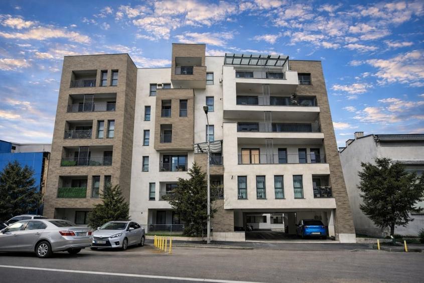 Apartament cu 3 camere semidecomandat în Iancului