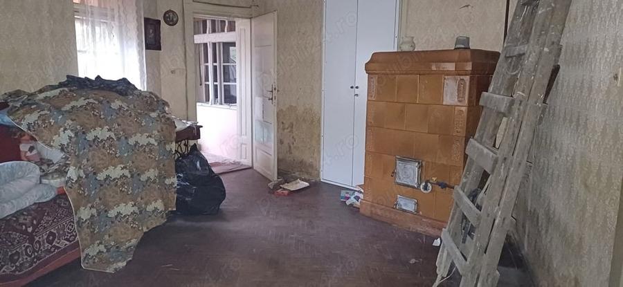 Casă cu 6 camere în Traian