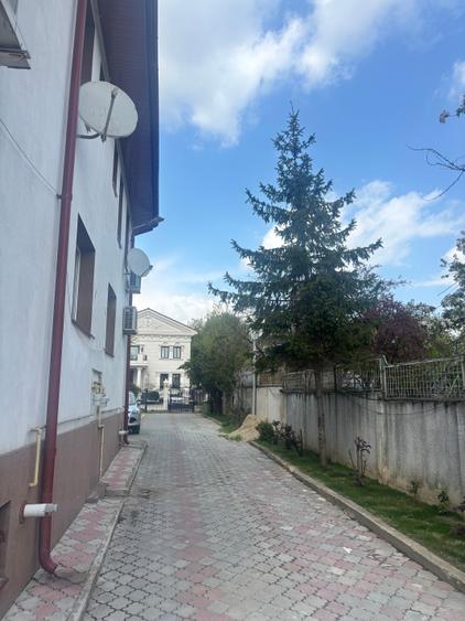Casă individuală cu 12 camere cu Teren 520 Mp în Sisești
