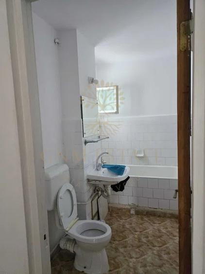 Apartament cu 3 camere semidecomandat în Gorjului