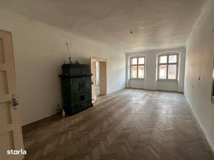 Casă cu 4 camere cu Teren 294 Mp în Central