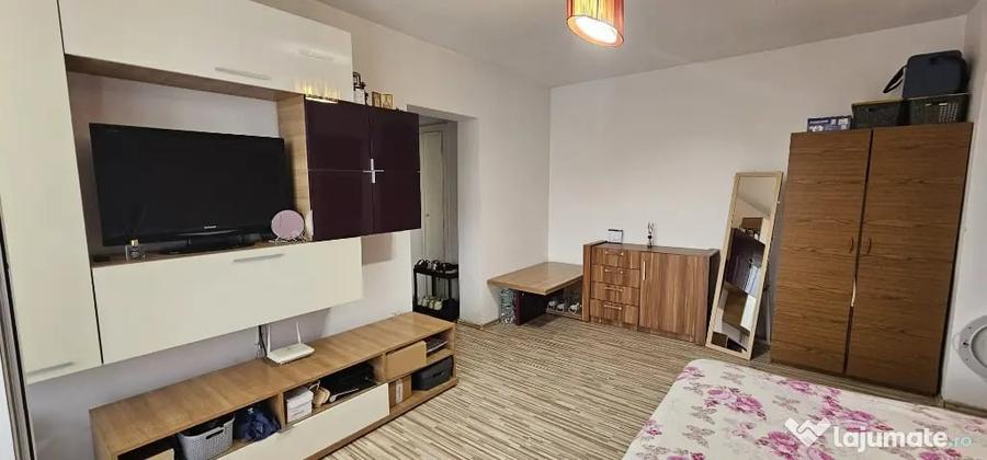 Apartament cu 3 camere semidecomandat în Tineretului