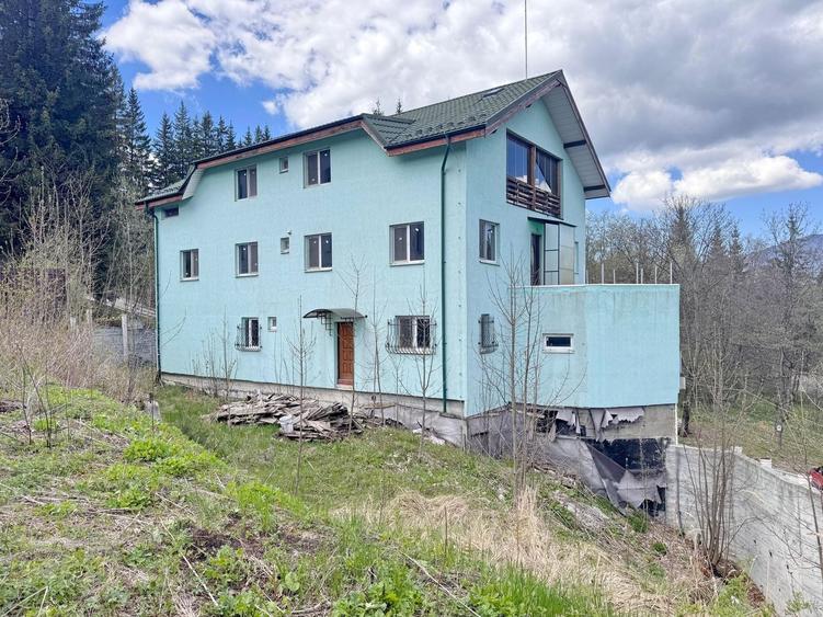 Casă individuală cu 8 camere cu Canalizare în Nord