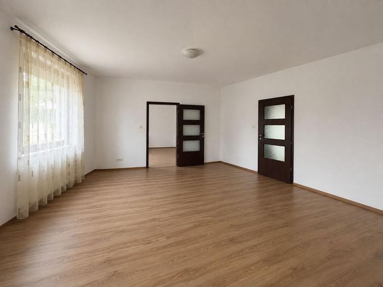 Casă individuală cu 3 camere cu Canalizare în Pârneava
