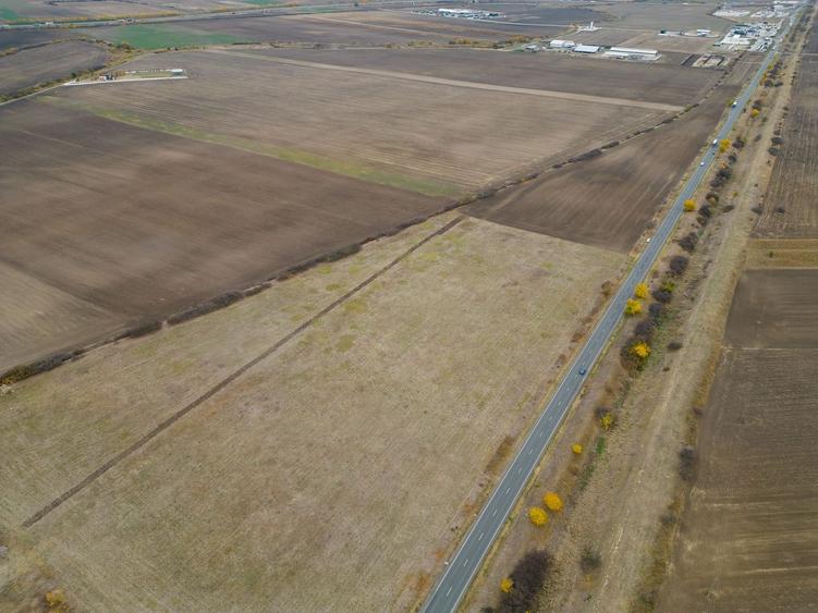 Teren agricol extravilan de 22500 mp, în Est