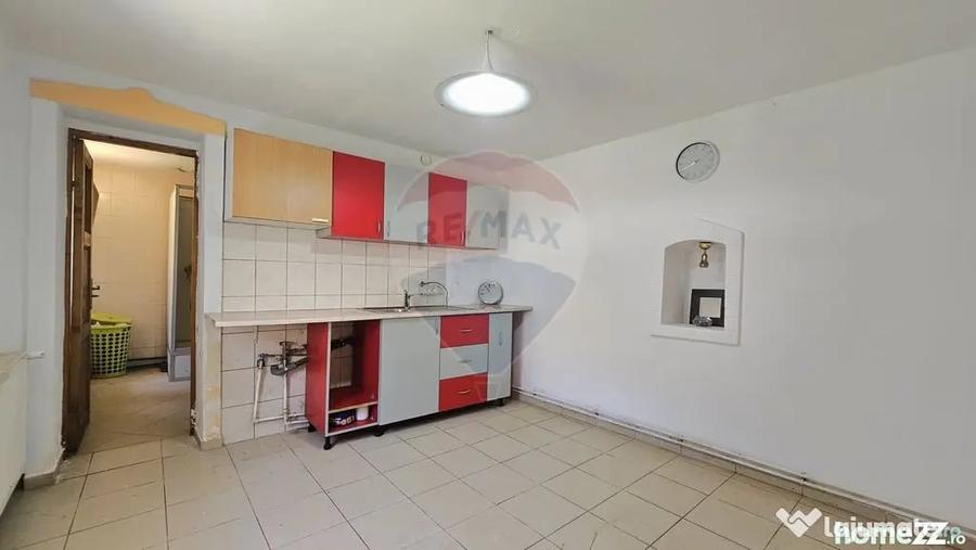 Casă cu 7 camere cu Teren 1151 Mp în Central