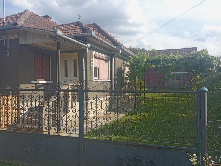 Casă cu 2 camere în Petrindu