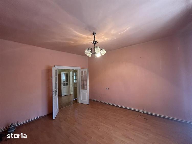 Casă cu 4 camere cu Teren 596 Mp în Central