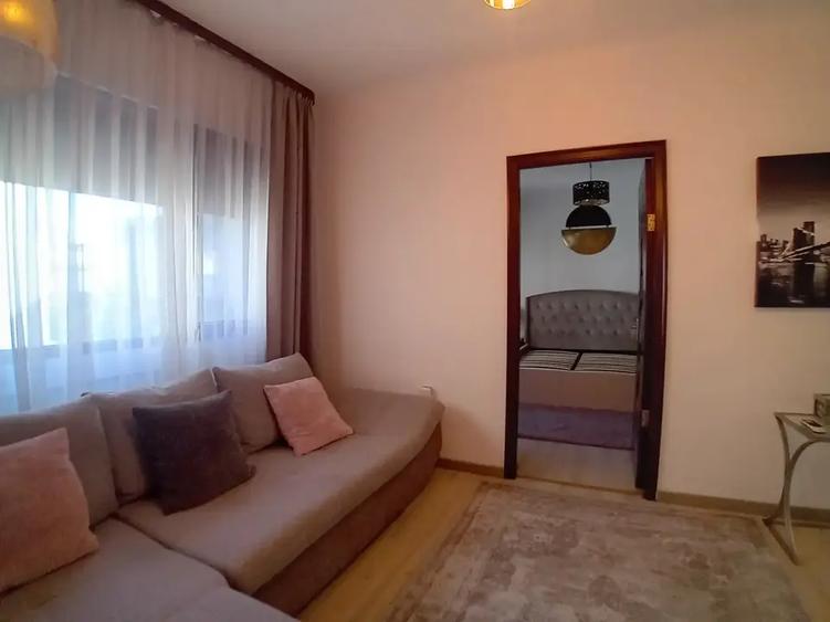 Apartament cu 3 camere semidecomandat, mobilat în Unirii