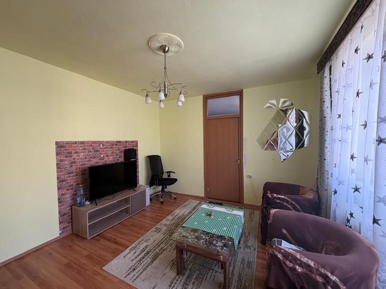 Apartament cu 3 camere semidecomandat în Cedonia