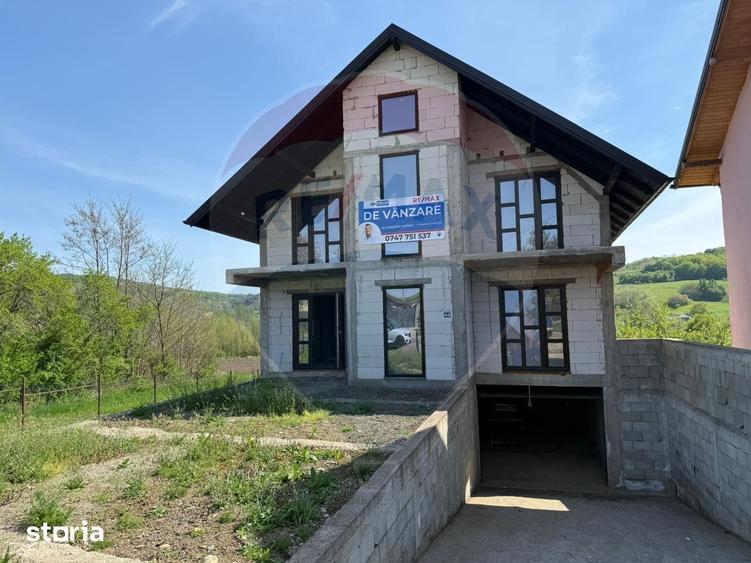 Casă cu 7 camere cu Teren 1800 Mp în Preutești