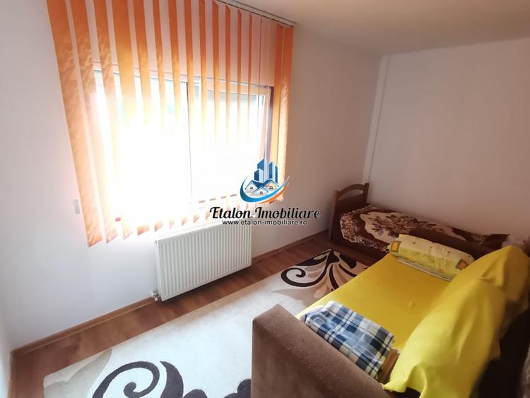 Apartament cu 4 camere decomandat în Periferie