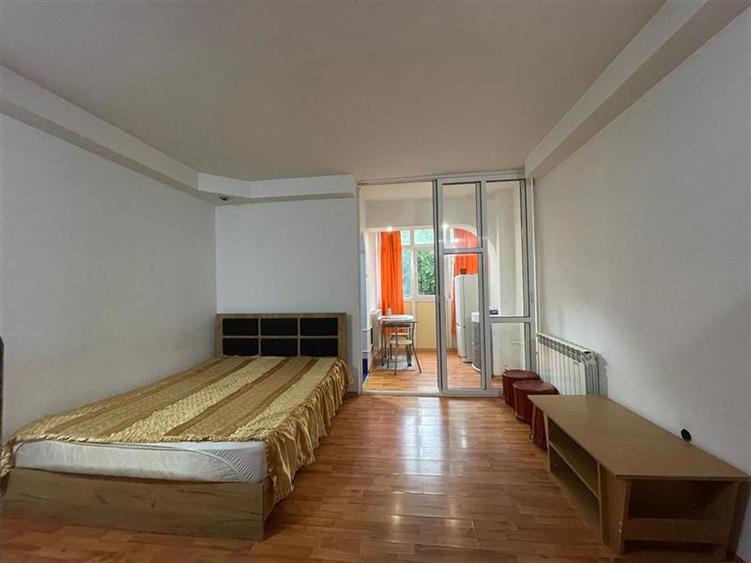 Garsonieră decomandată, mobilată în Piața Nouă