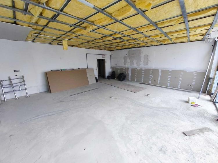 Spațiu comercial, de 64 mp, în Oreavul