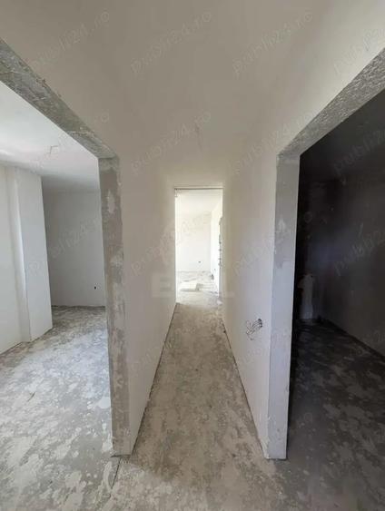 Apartament cu 3 camere semidecomandat în Florești