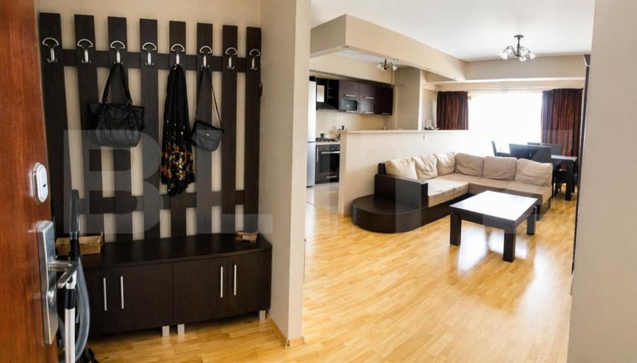 Apartament cu 3 camere semidecomandat în Independenței