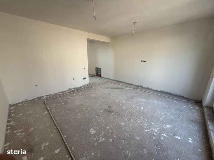 Casă cu 4 camere semidecomandat în Tăuți