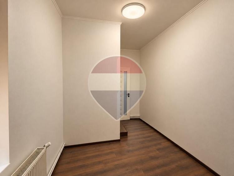 Casă individuală cu 8 camere cu Teren 543 Mp în Central