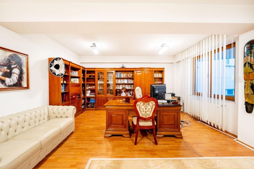 Casă individuală cu 20 camere cu Piscina în Ultracentral