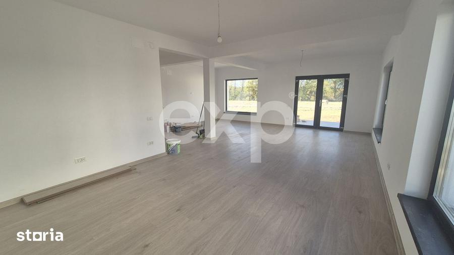 Casă cu 5 camere cu Teren 563 Mp în Albota