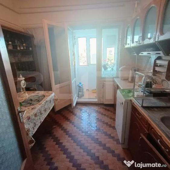 Apartament cu 4 camere decomandat în Central