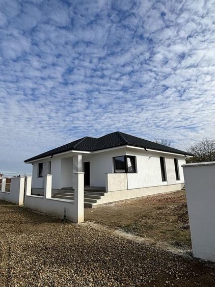 Casă cu 4 camere în Exterior Vest