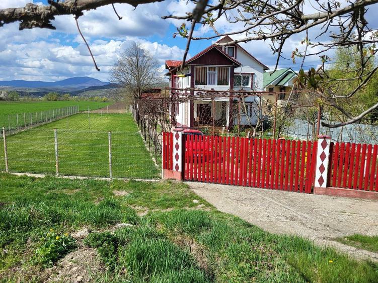 Casă cu 4 camere în Livezi