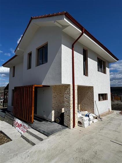 Casă individuală cu 4 camere cu Canalizare în Chinteni