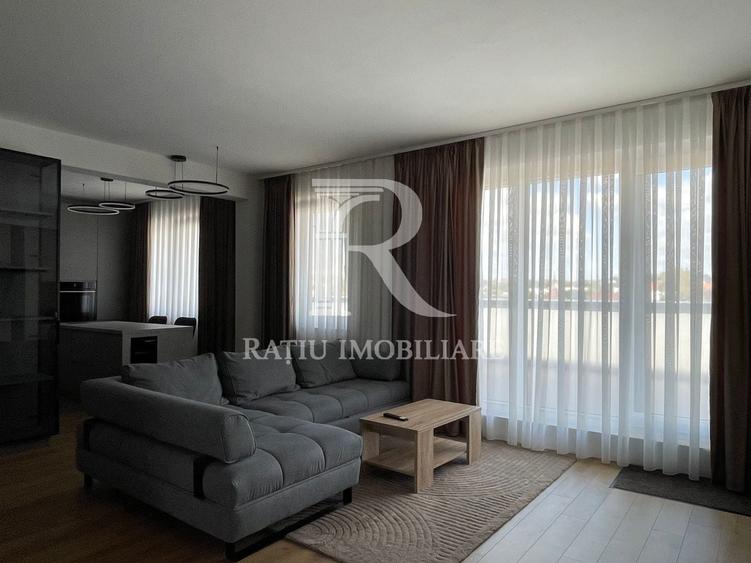 Apartament cu 3 camere semidecomandat, mobilat în Central