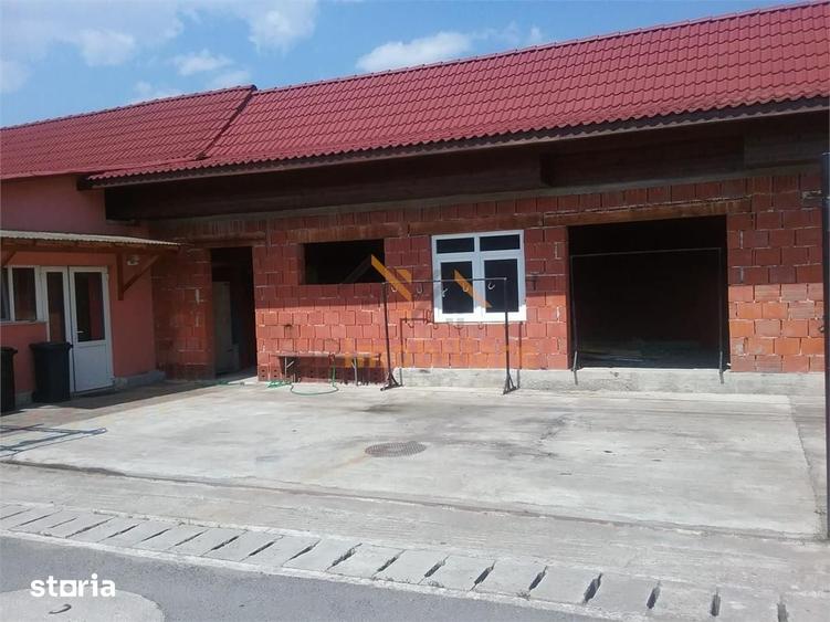 Spațiu comercial, de 320 mp, în Aușeu