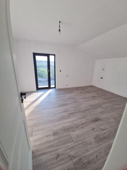 Casă cu 4 camere în Muntenii de Sus