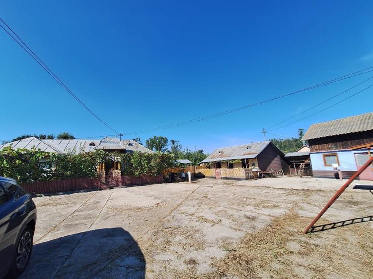 Casă cu 5 camere cu Teren 2724 Mp în Recea