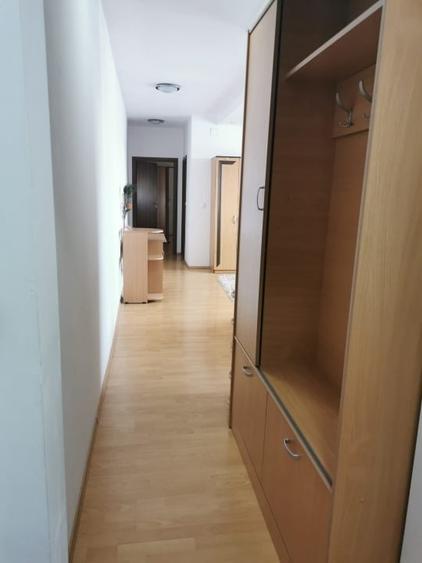 Apartament cu 3 camere semidecomandat, mobilat în Girocului