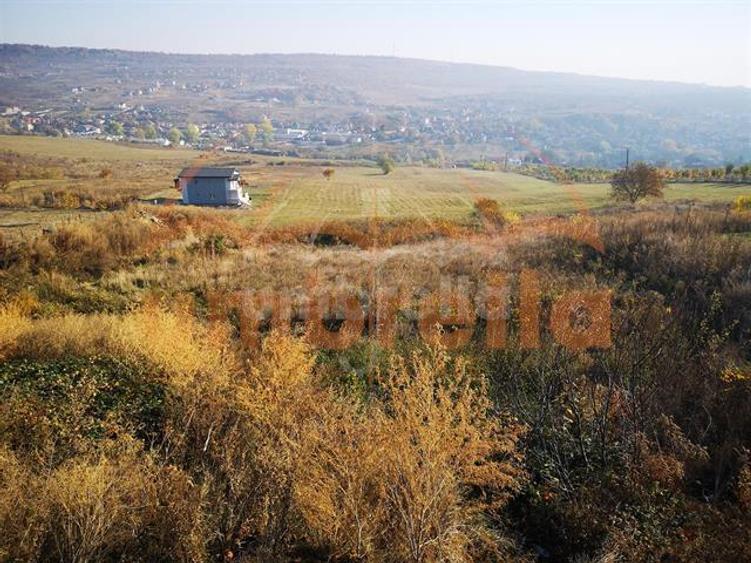 Teren agricol intravilan de 9555 mp, în Nord-Vest