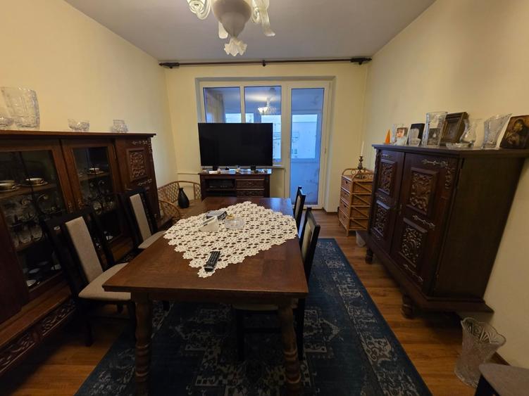 Apartament cu 3 camere decomandat în Tineretului