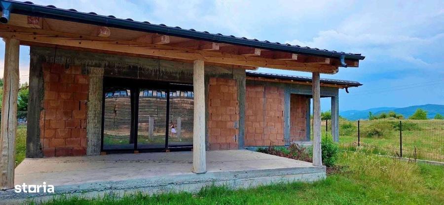 Casă cu 4 camere în Racovița