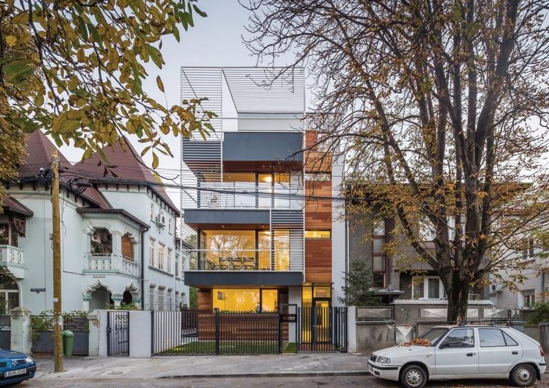 Casă individuală cu 13 camere cu Canalizare în Cotroceni