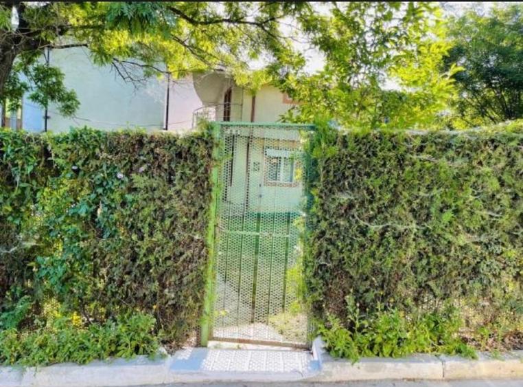 Casă individuală cu 3 camere cu Canalizare în Central