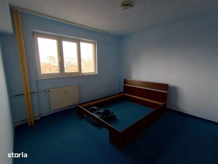 Apartament cu 3 camere decomandat în Vitan
