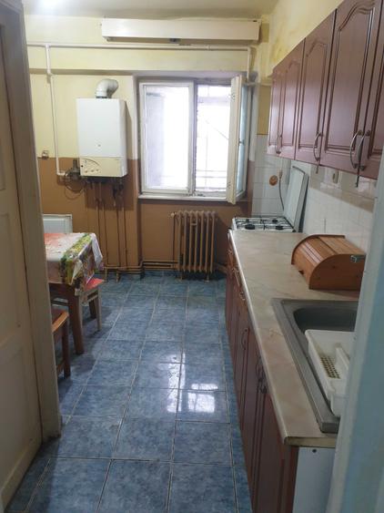 Apartament cu 4 camere decomandat în Soarelui