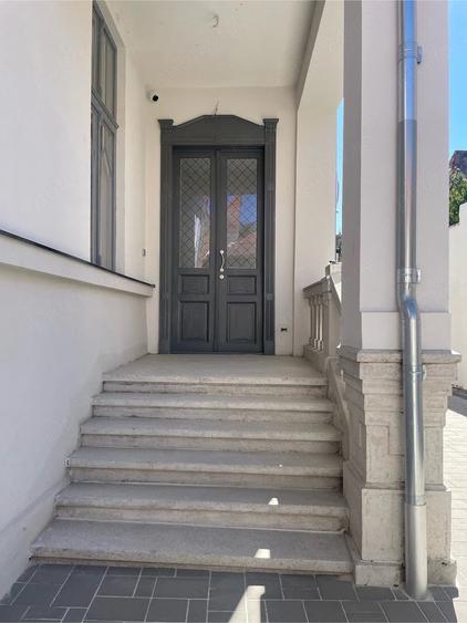 Casă cu 7 camere cu Teren 892 Mp în Central