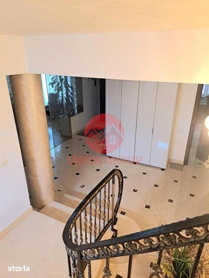 Casă cu 10 camere cu Teren 394 Mp în Central